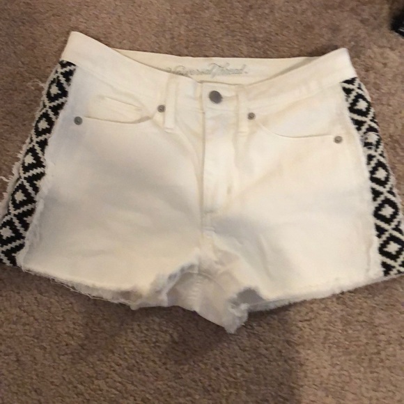 Cute high waisted white shorts with side pattern - Picture 7 of 8